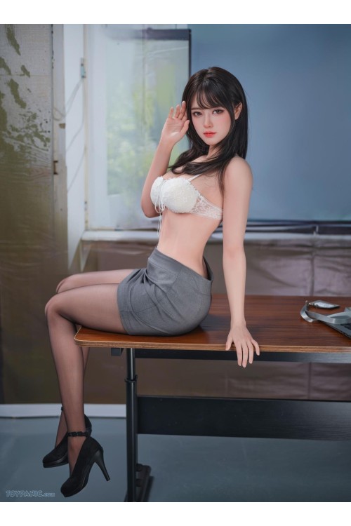 オフィスレディの美しい造形とリアルな存在感が魅力の等身大ドール 中村優奈 142cm